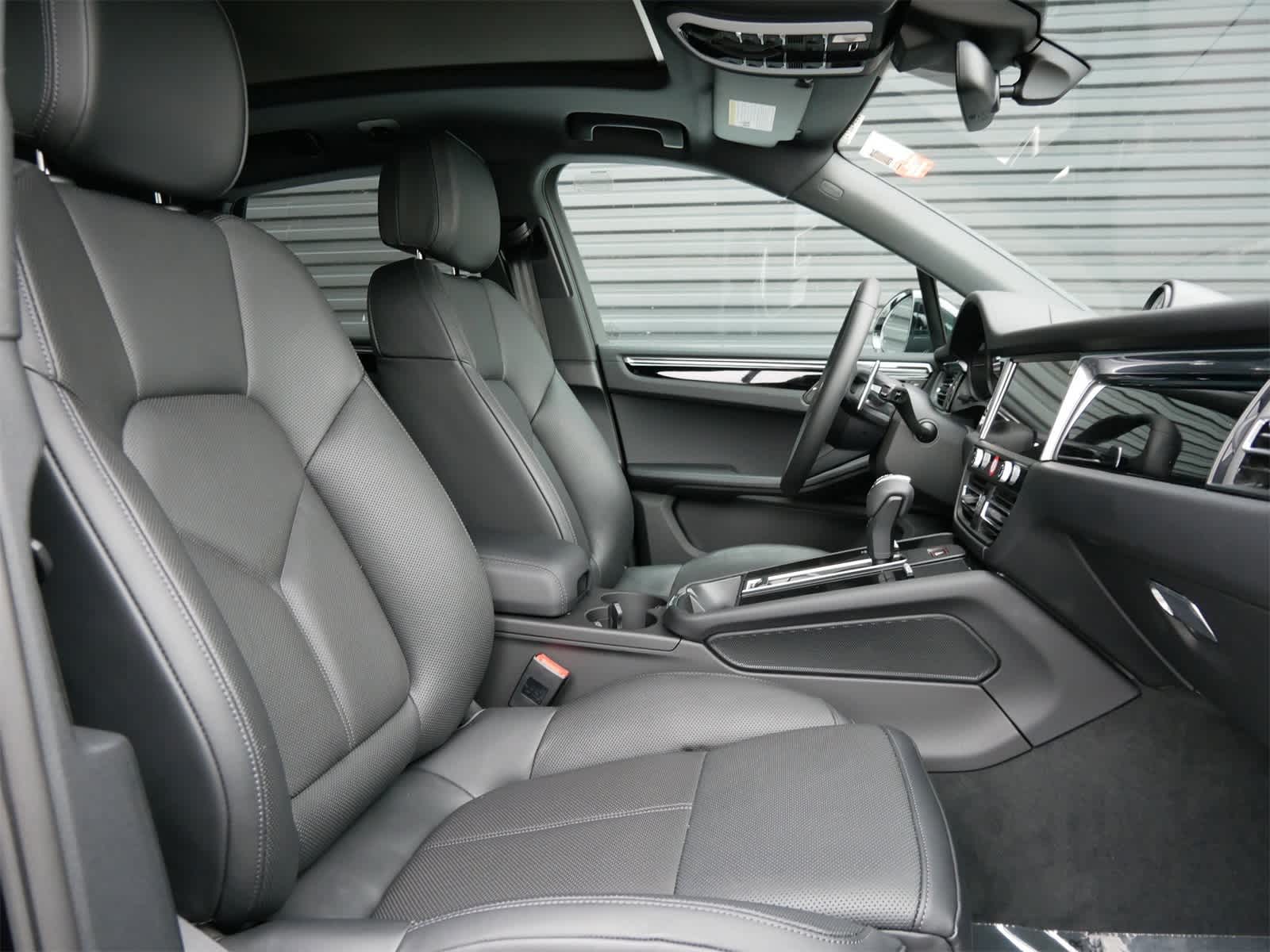 Thumbnail: 2025 Porsche Macan - 26