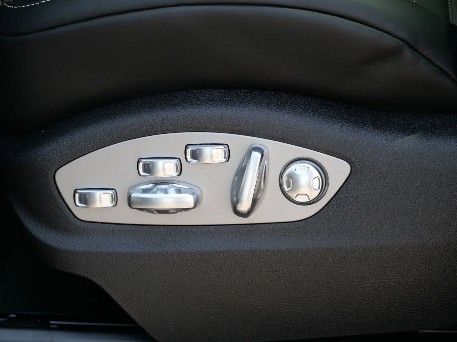 Thumbnail: 2026 Porsche Macan - 10
