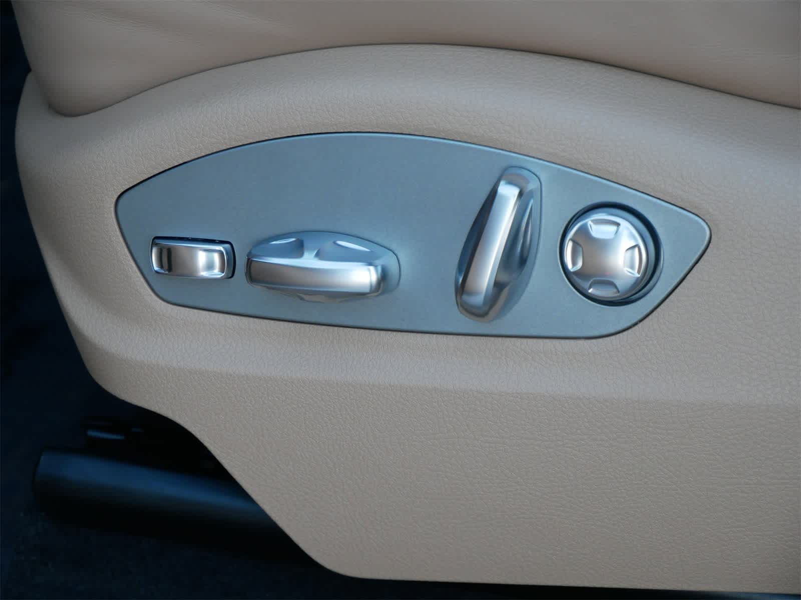 Thumbnail: 2025 Porsche Macan - 10