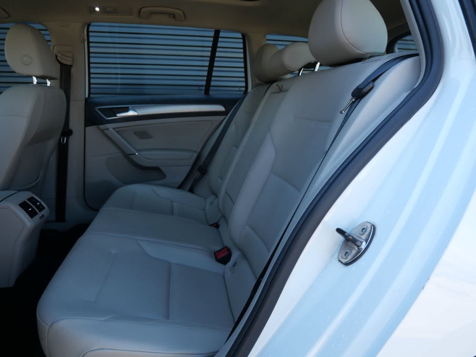 Thumbnail: 2017 Volkswagen e-Golf - 11