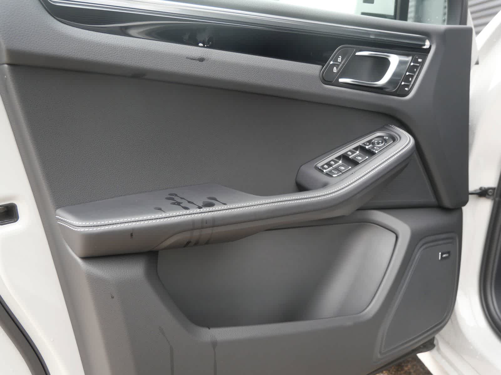 Thumbnail: 2026 Porsche Macan - 9