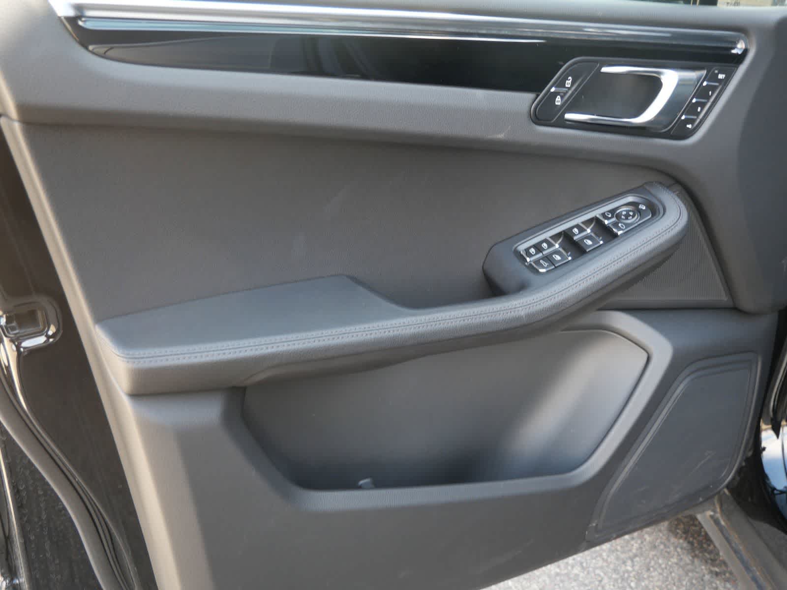 Thumbnail: 2025 Porsche Macan - 9