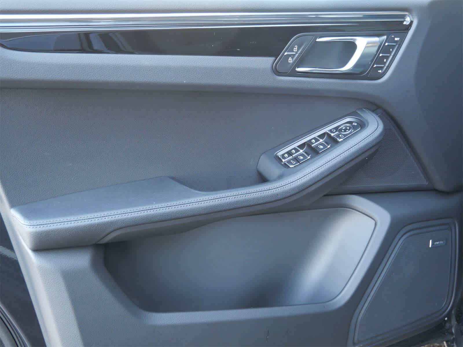 Thumbnail: 2026 Porsche Macan - 9