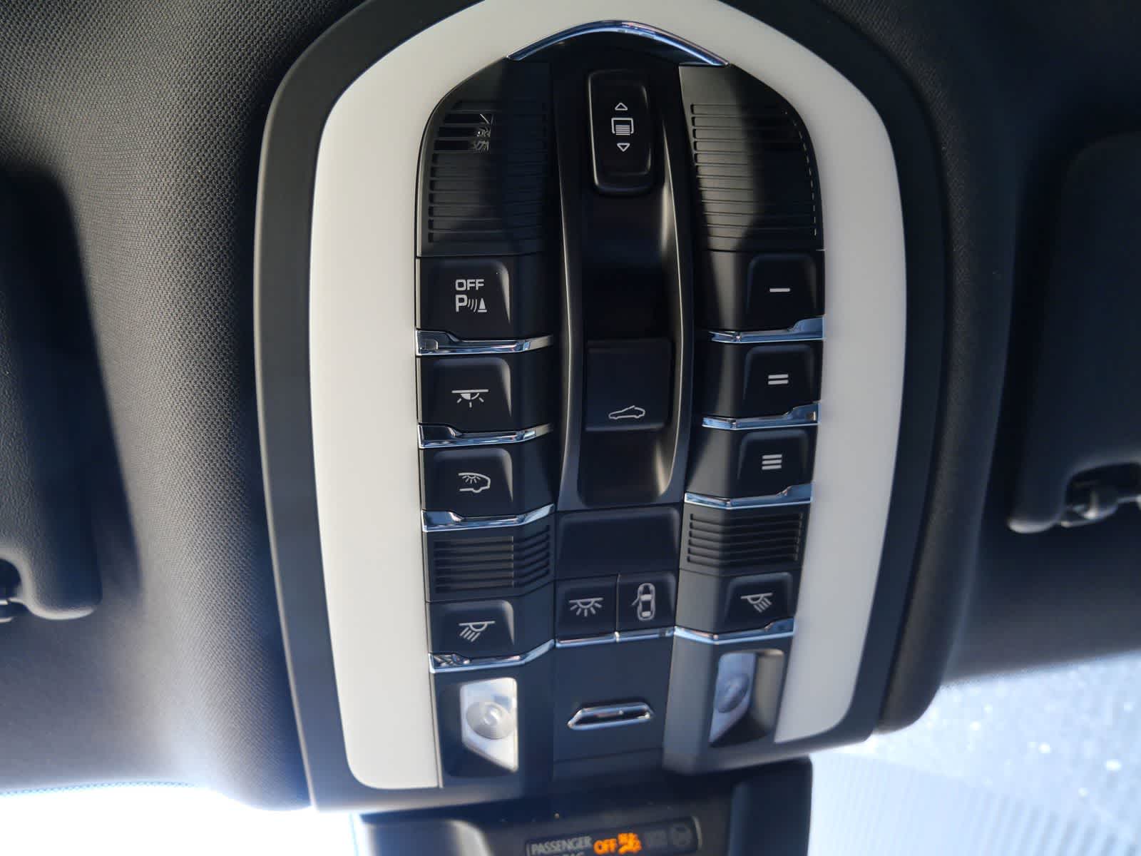 Thumbnail: 2025 Porsche Macan - 25