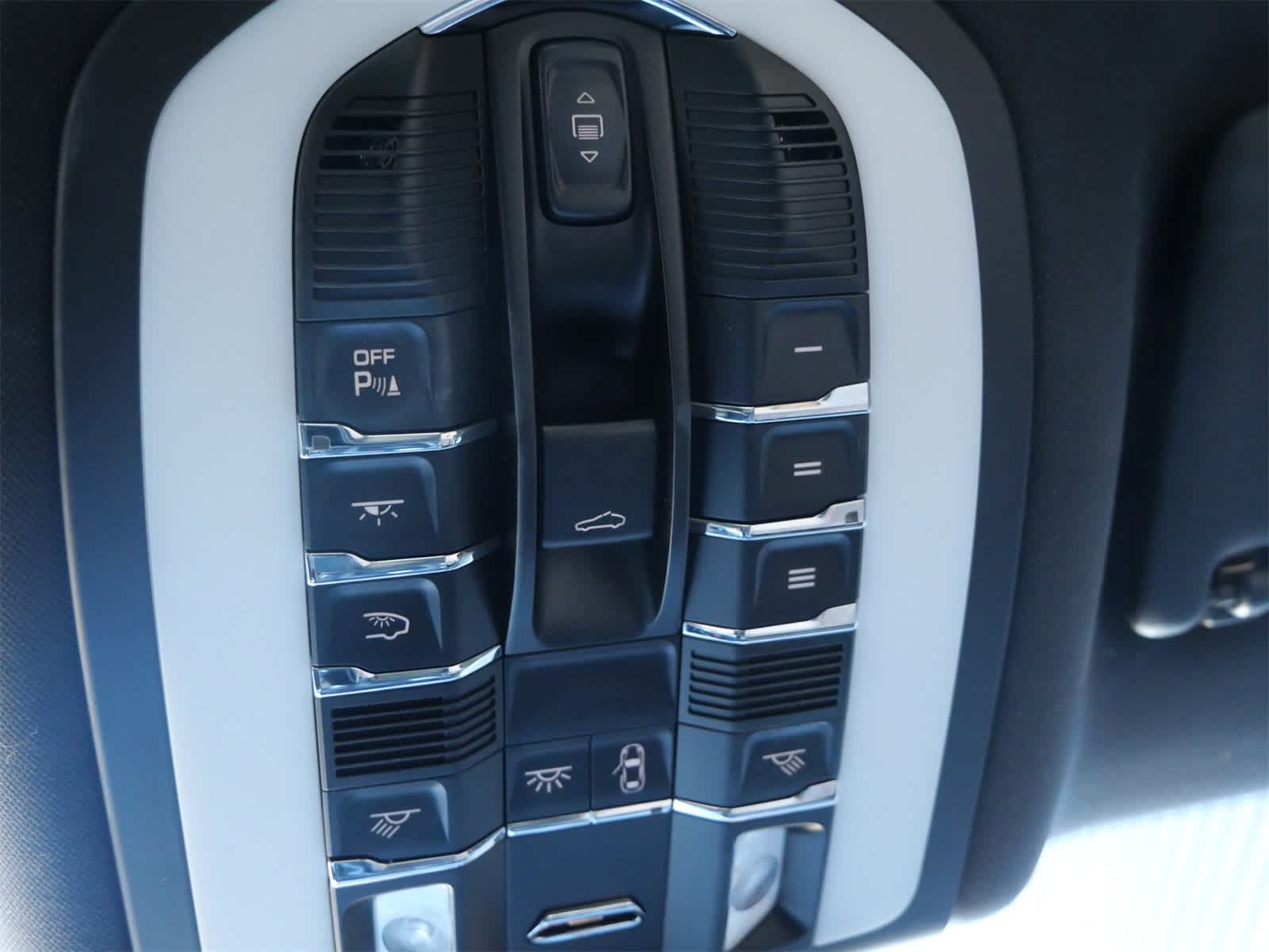 Thumbnail: 2020 Porsche Macan - 24