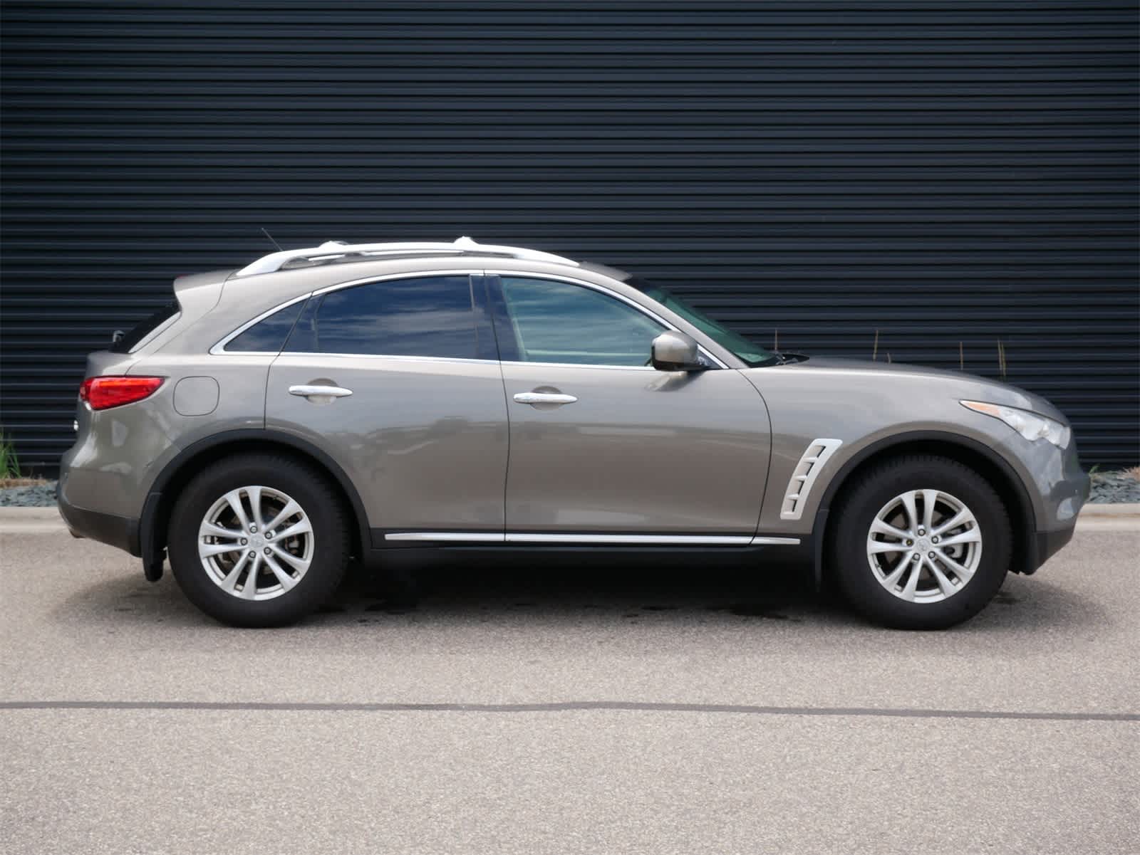 Thumbnail: 2010 INFINITI FX35 - 24