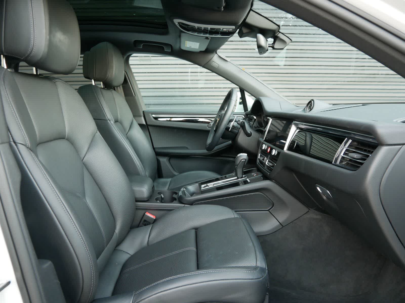 Thumbnail: 2025 Porsche Macan - 26