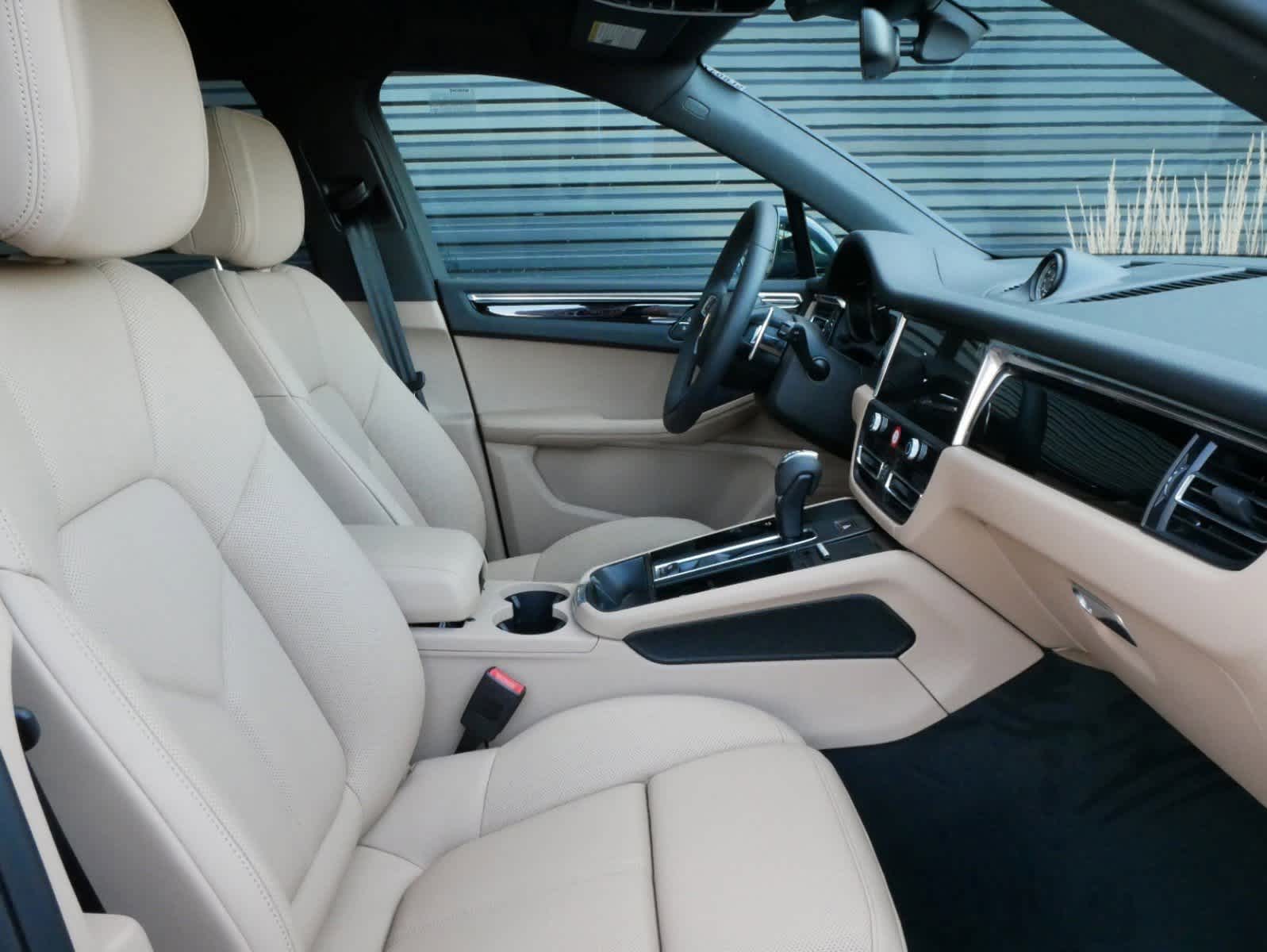Thumbnail: 2025 Porsche Macan - 29