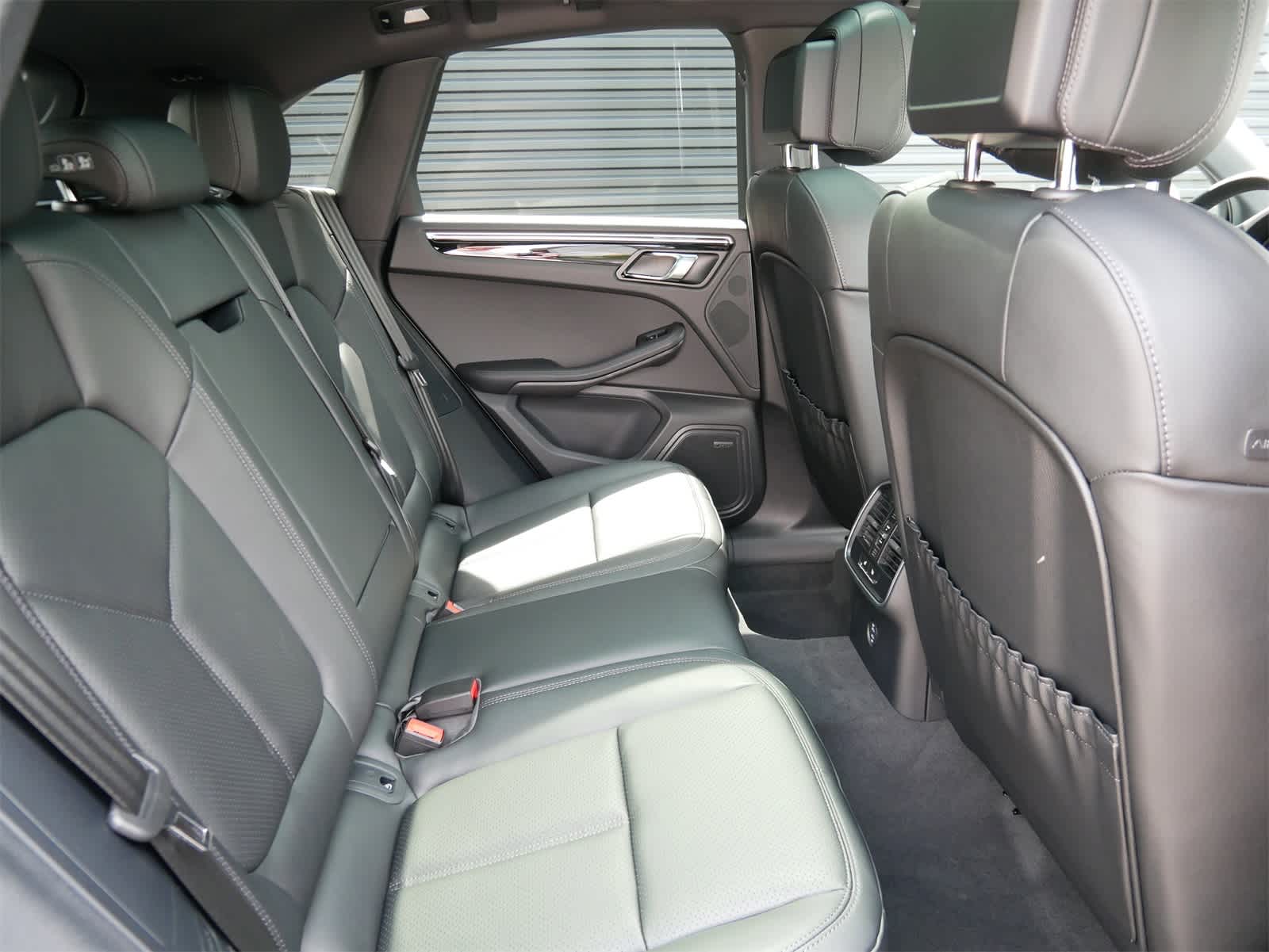 Thumbnail: 2026 Porsche Macan - 28