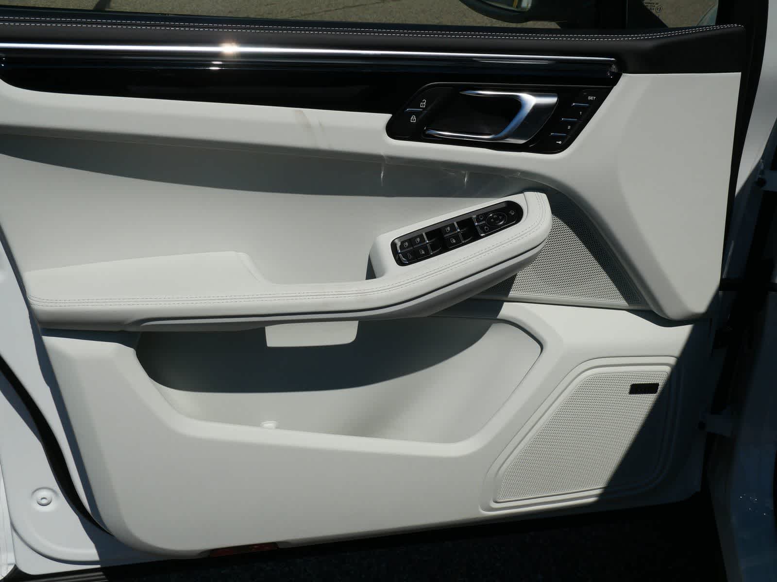 Thumbnail: 2026 Porsche Macan - 9