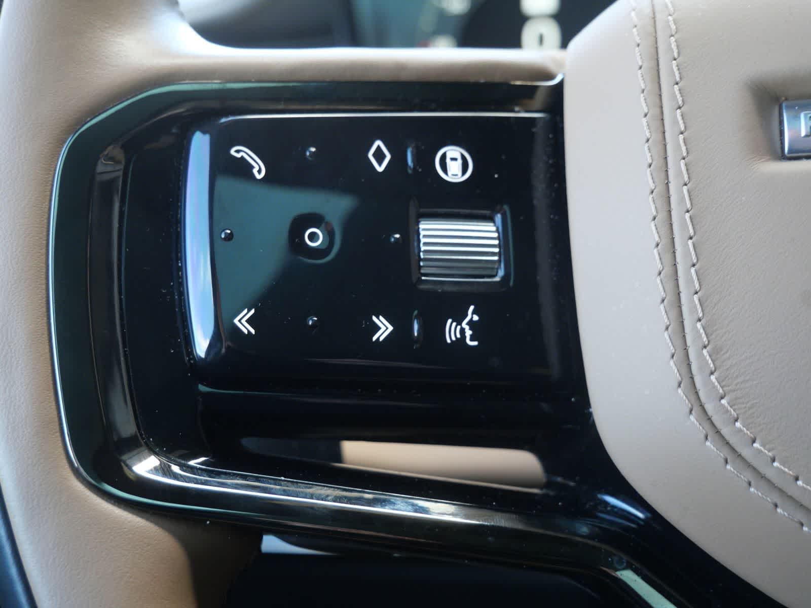 Thumbnail: 2025 Land Rover Range Rover Sport - 16