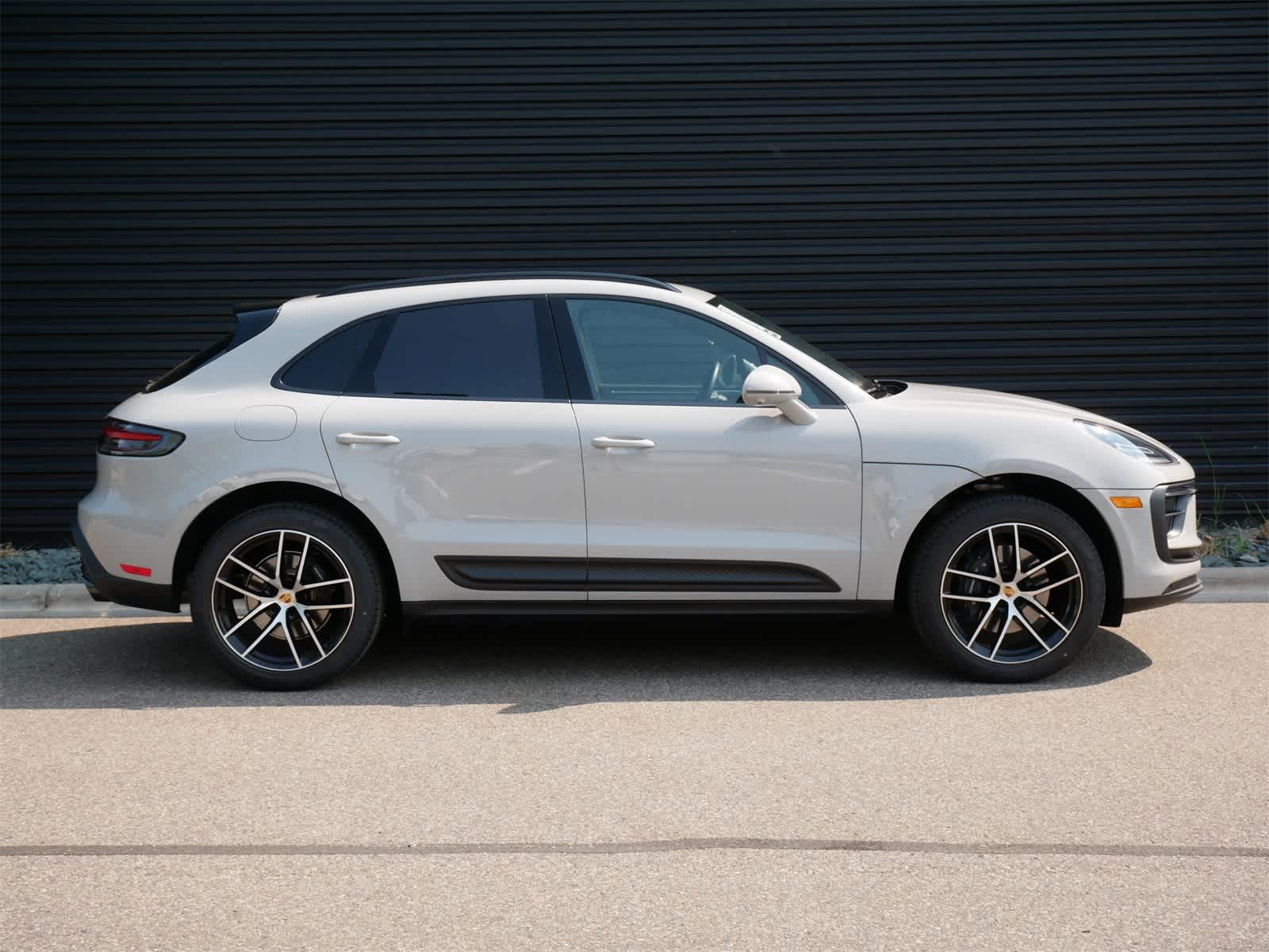 Thumbnail: 2025 Porsche Macan - 27