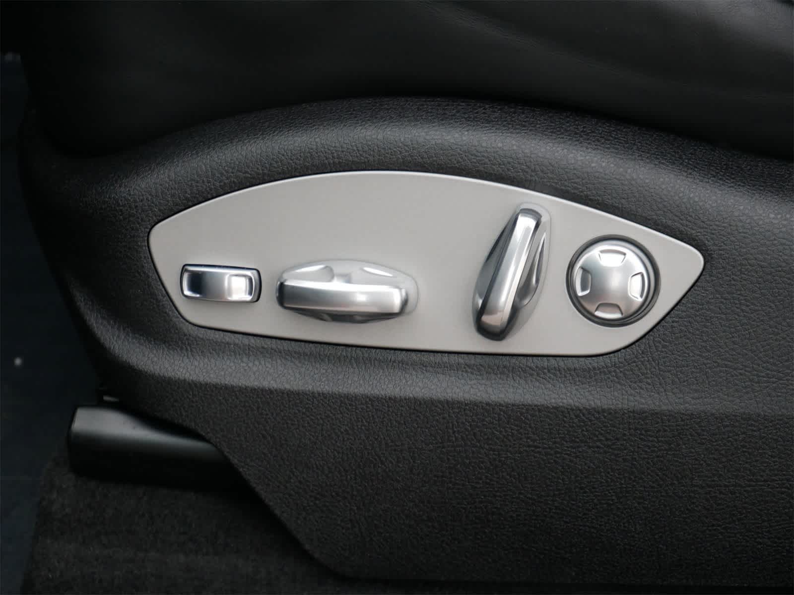 Thumbnail: 2025 Porsche Macan - 10