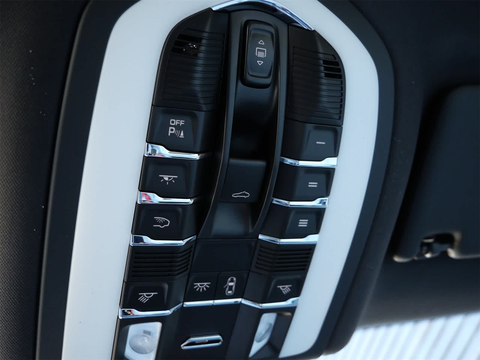 Thumbnail: 2026 Porsche Macan - 18