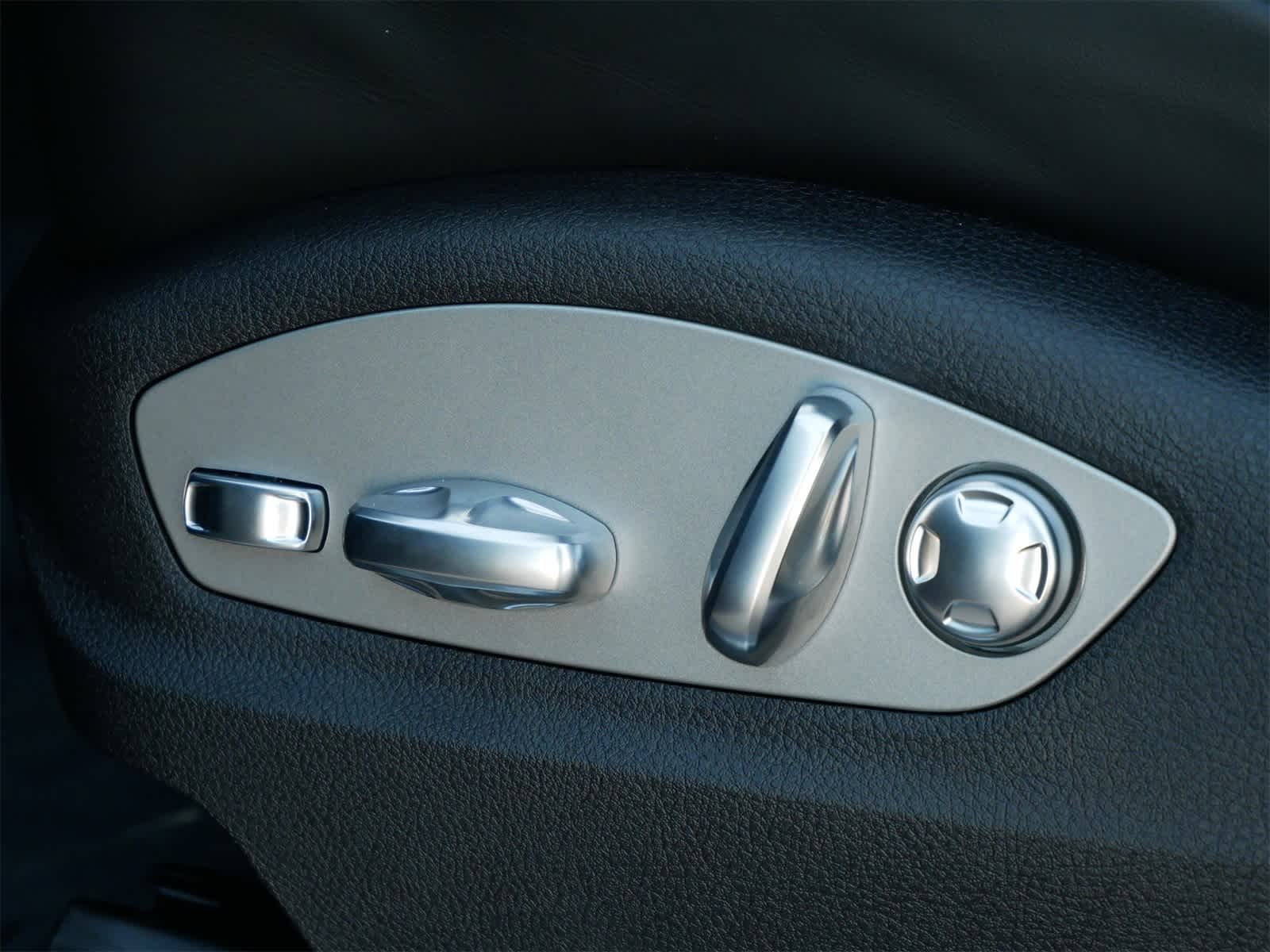 Thumbnail: 2026 Porsche Macan - 14