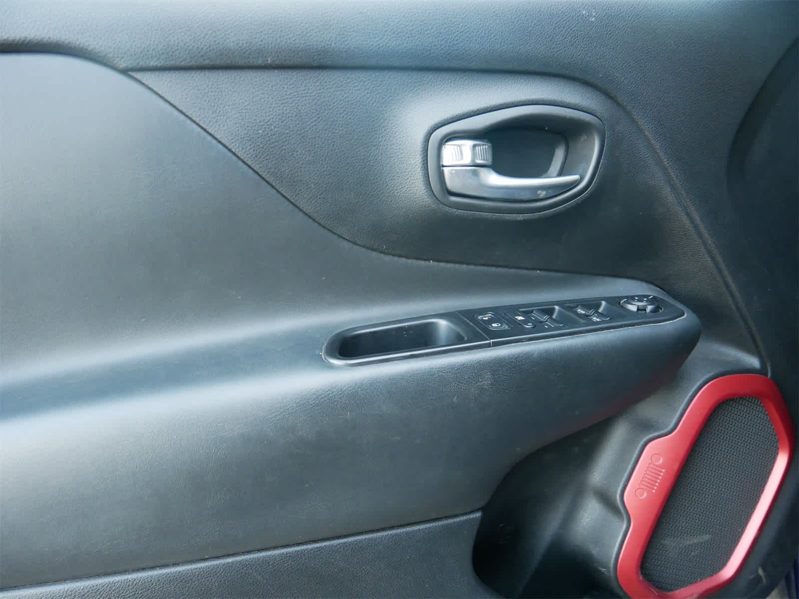 Thumbnail: 2016 Jeep Renegade - 11