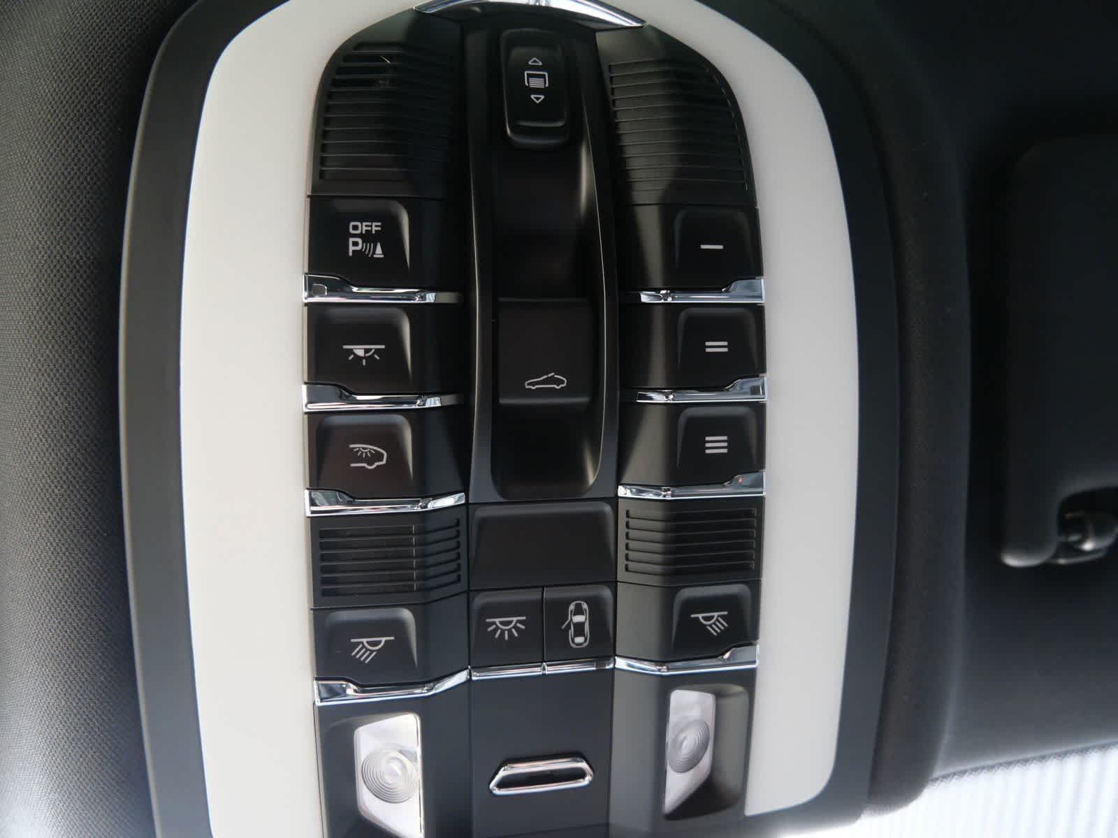 Thumbnail: 2026 Porsche Macan - 30