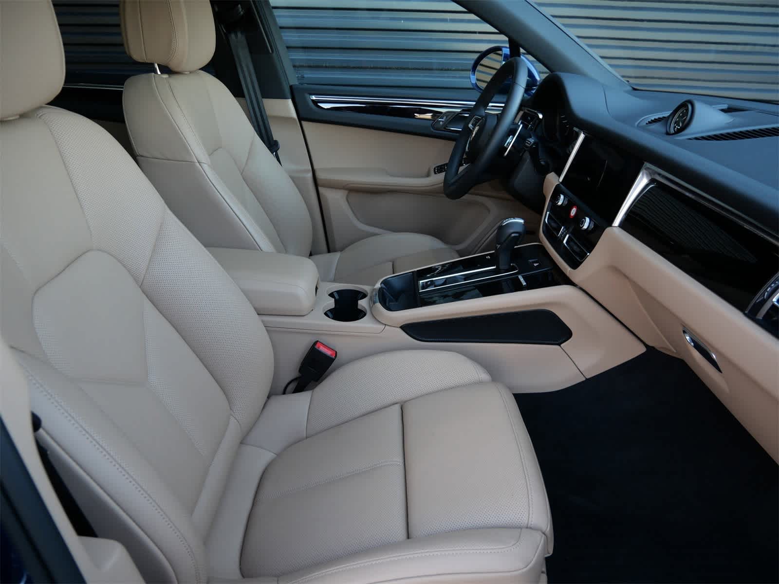 Thumbnail: 2025 Porsche Macan - 28