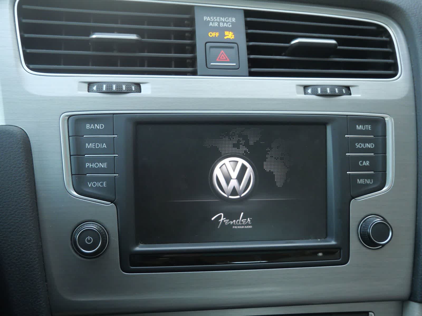 Thumbnail: 2017 Volkswagen e-Golf - 17