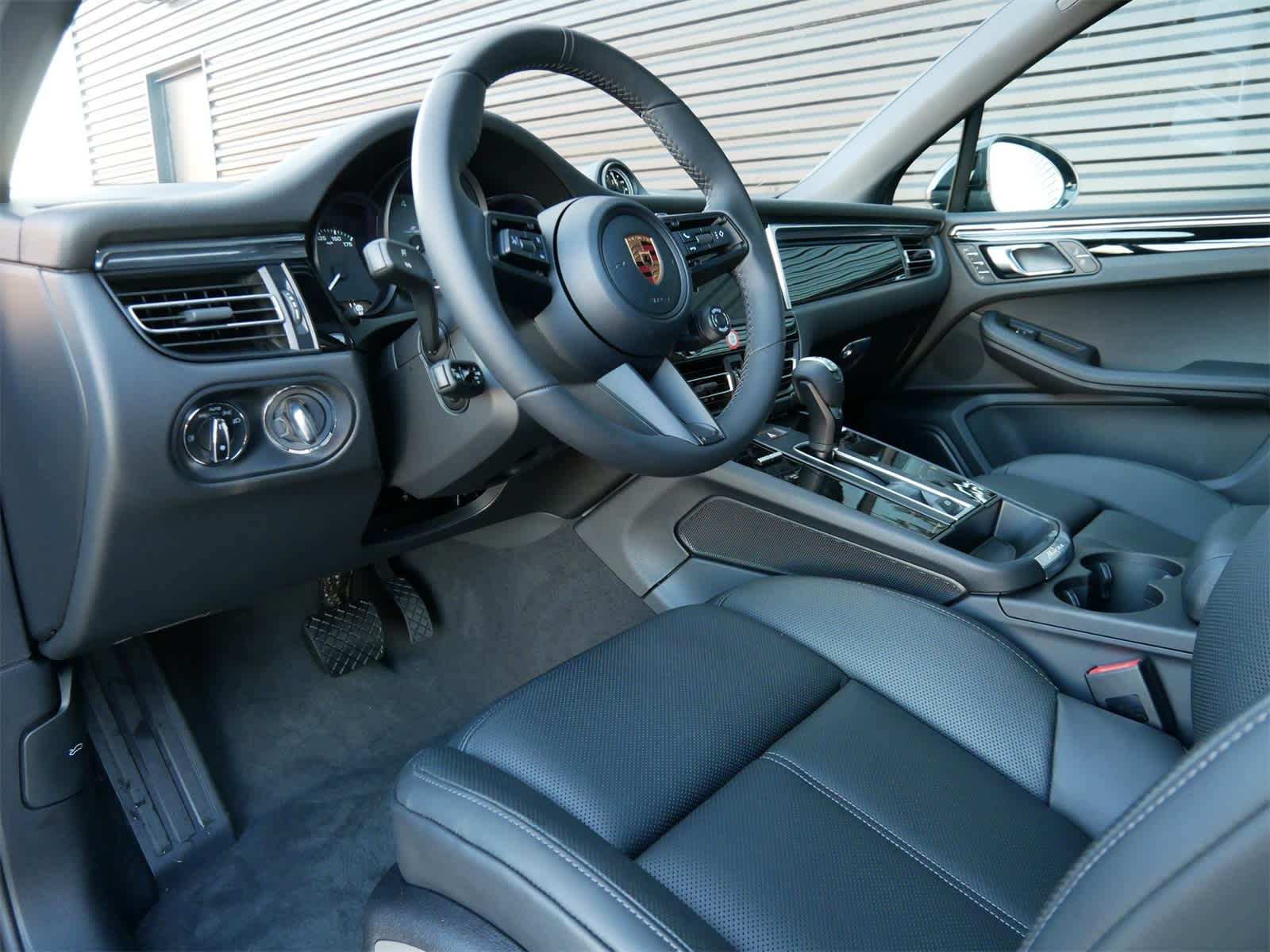 Thumbnail: 2026 Porsche Macan - 4