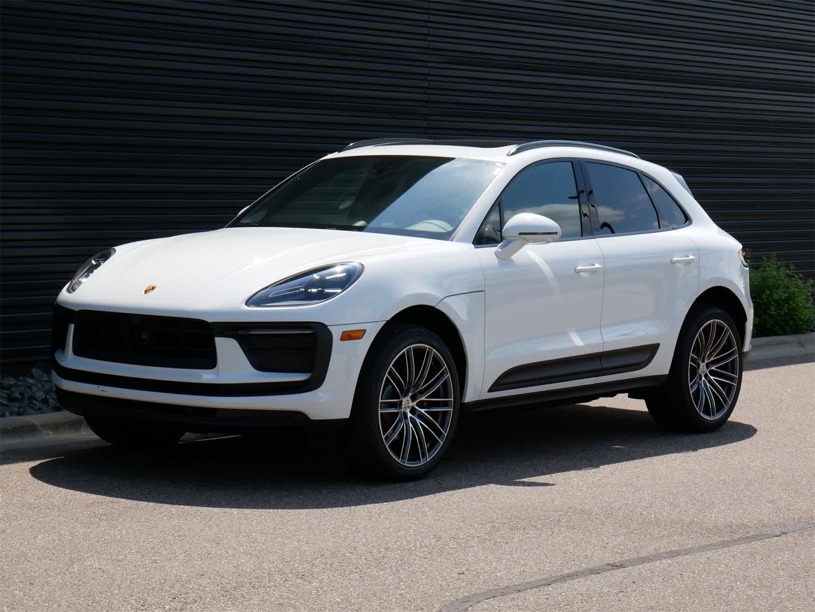 Thumbnail: 2025 Porsche Macan - 1