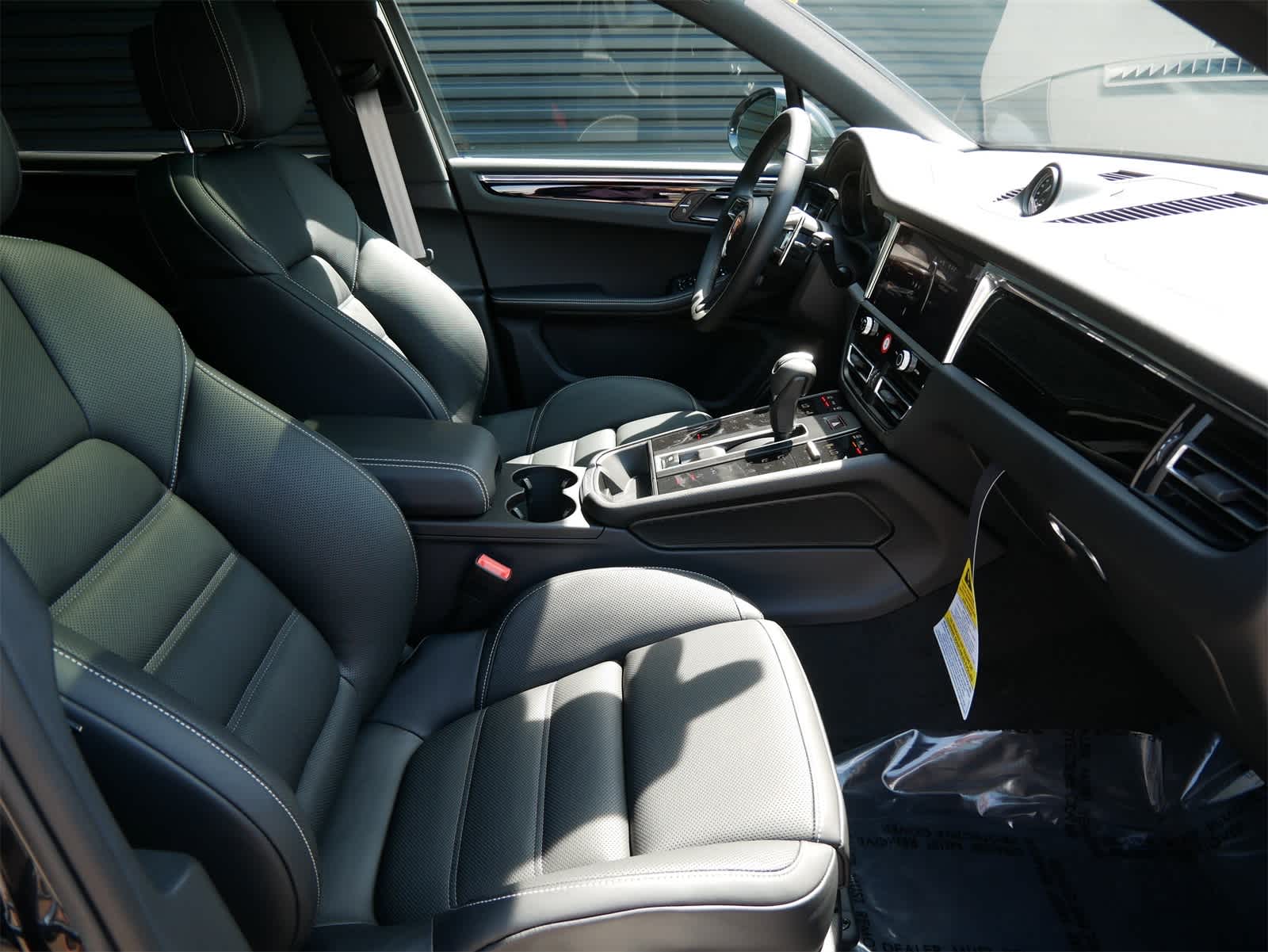 Thumbnail: 2025 Porsche Macan - 27