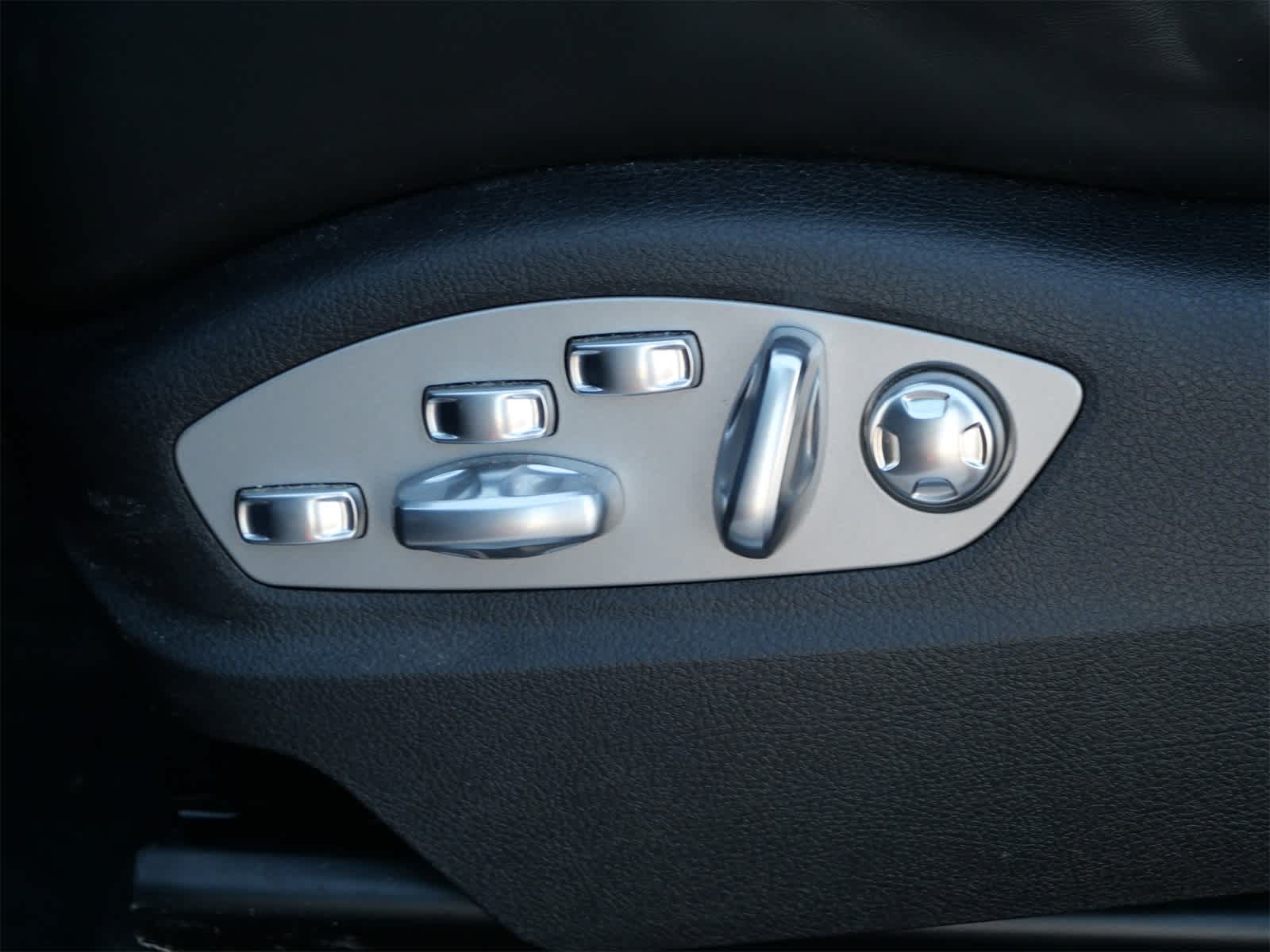 Thumbnail: 2024 Porsche Macan - 10