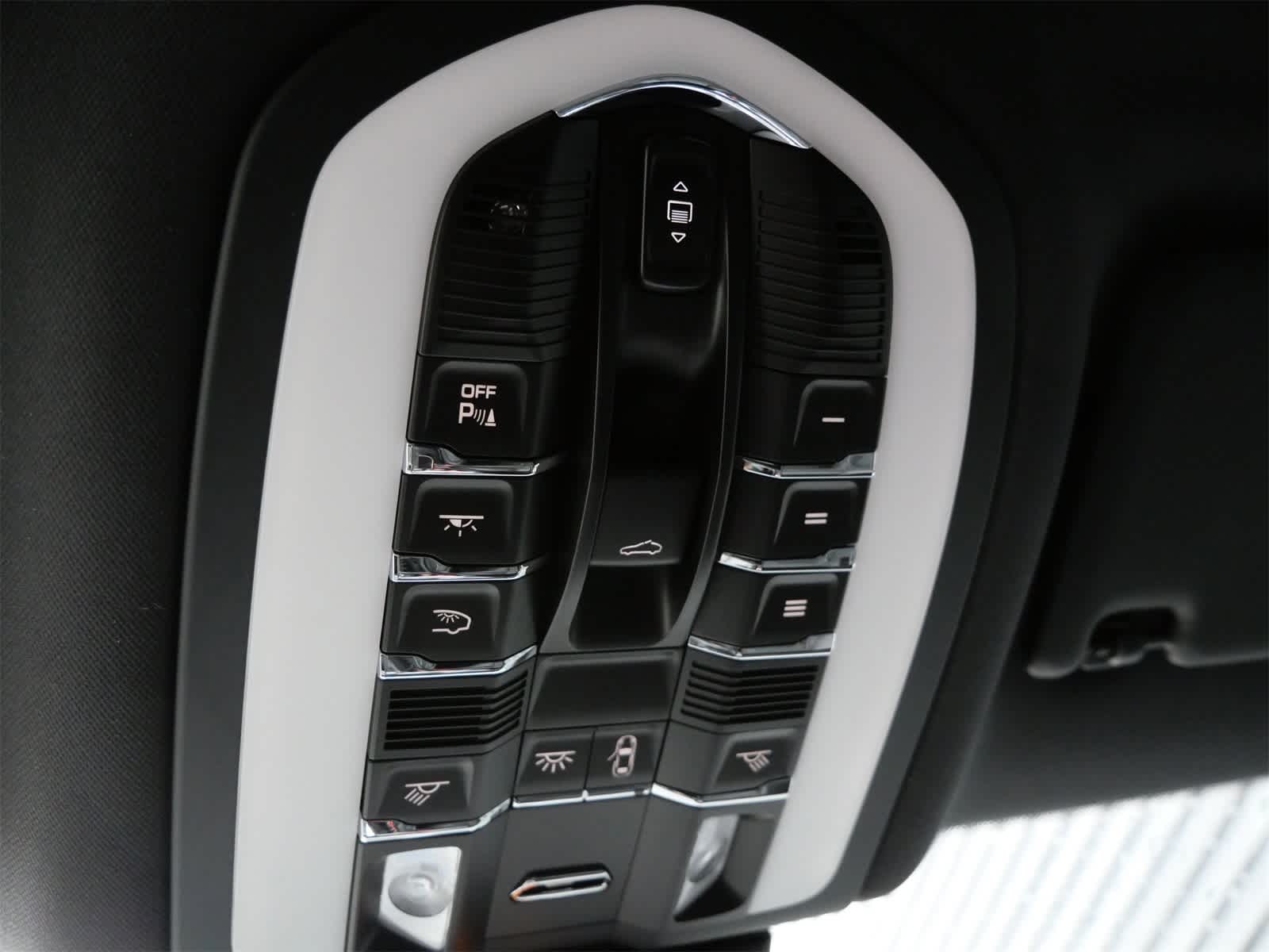 Thumbnail: 2026 Porsche Macan - 17