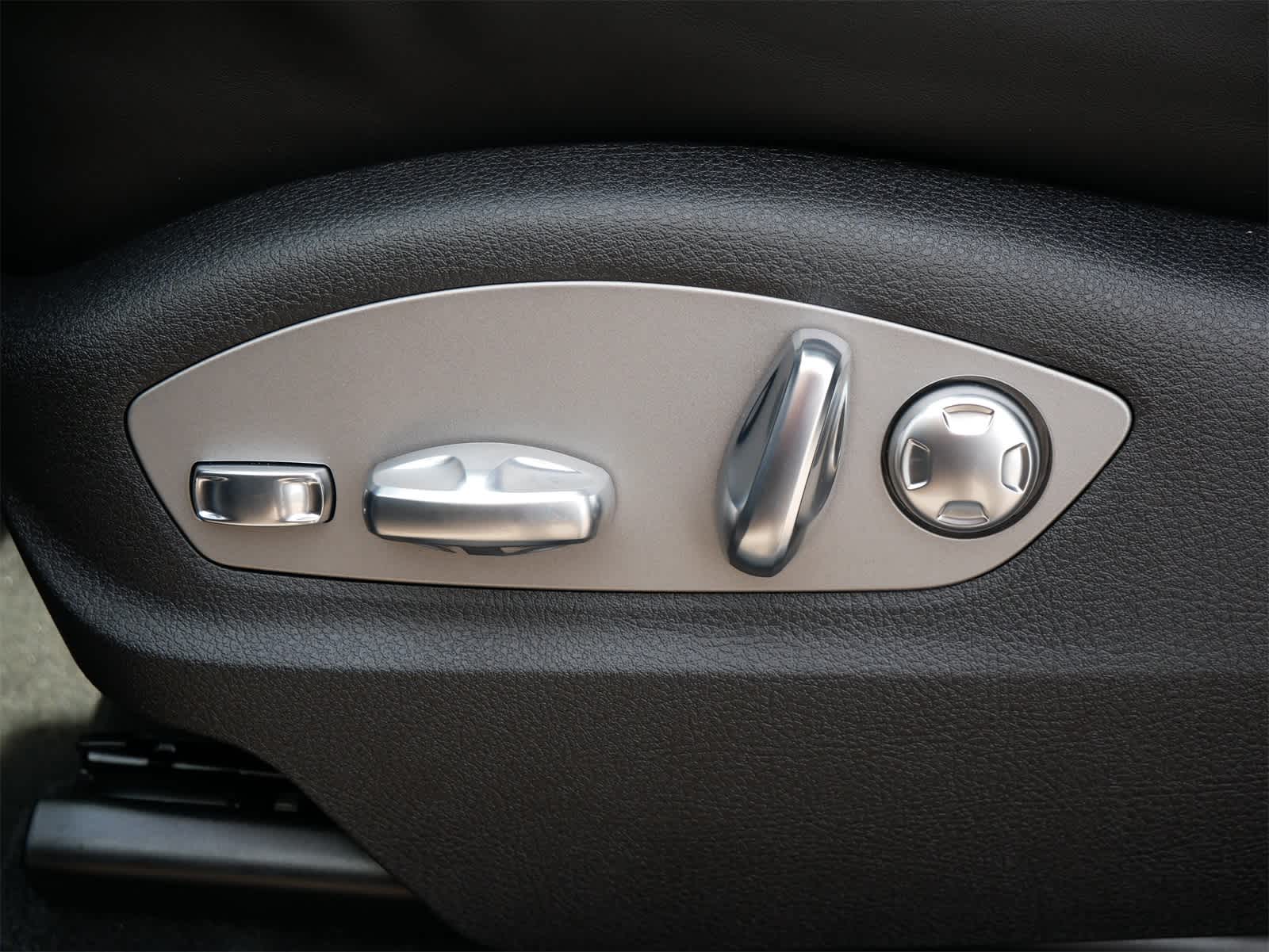 Thumbnail: 2026 Porsche Macan - 11