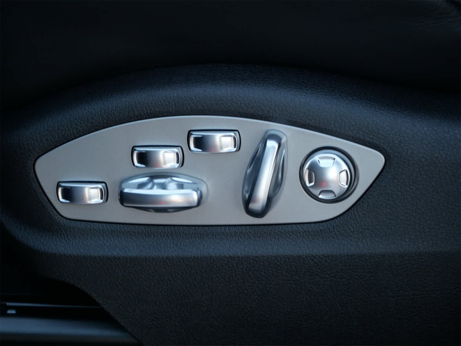 Thumbnail: 2026 Porsche Macan - 10