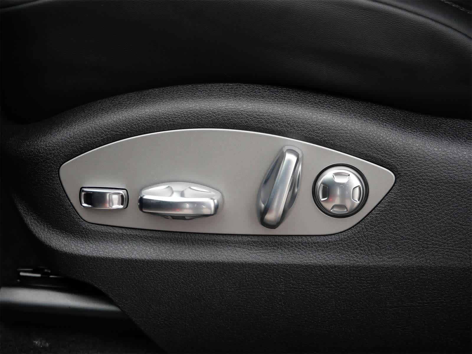 Thumbnail: 2026 Porsche Macan - 12