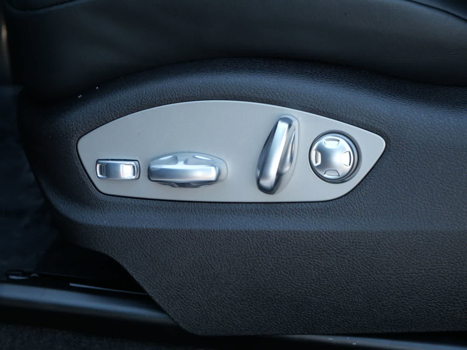 Thumbnail: 2026 Porsche Macan - 10