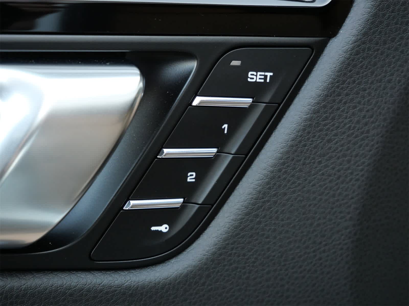 Thumbnail: 2025 Porsche Macan - 11