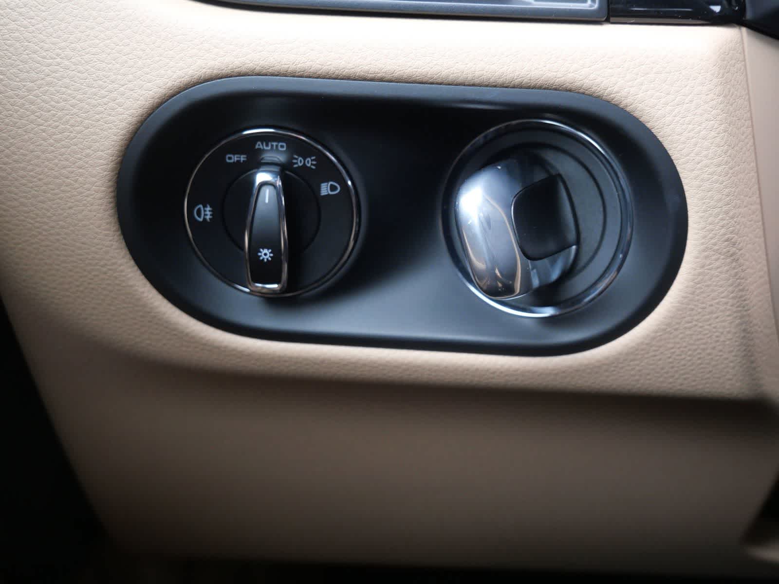 Thumbnail: 2026 Porsche Macan - 15