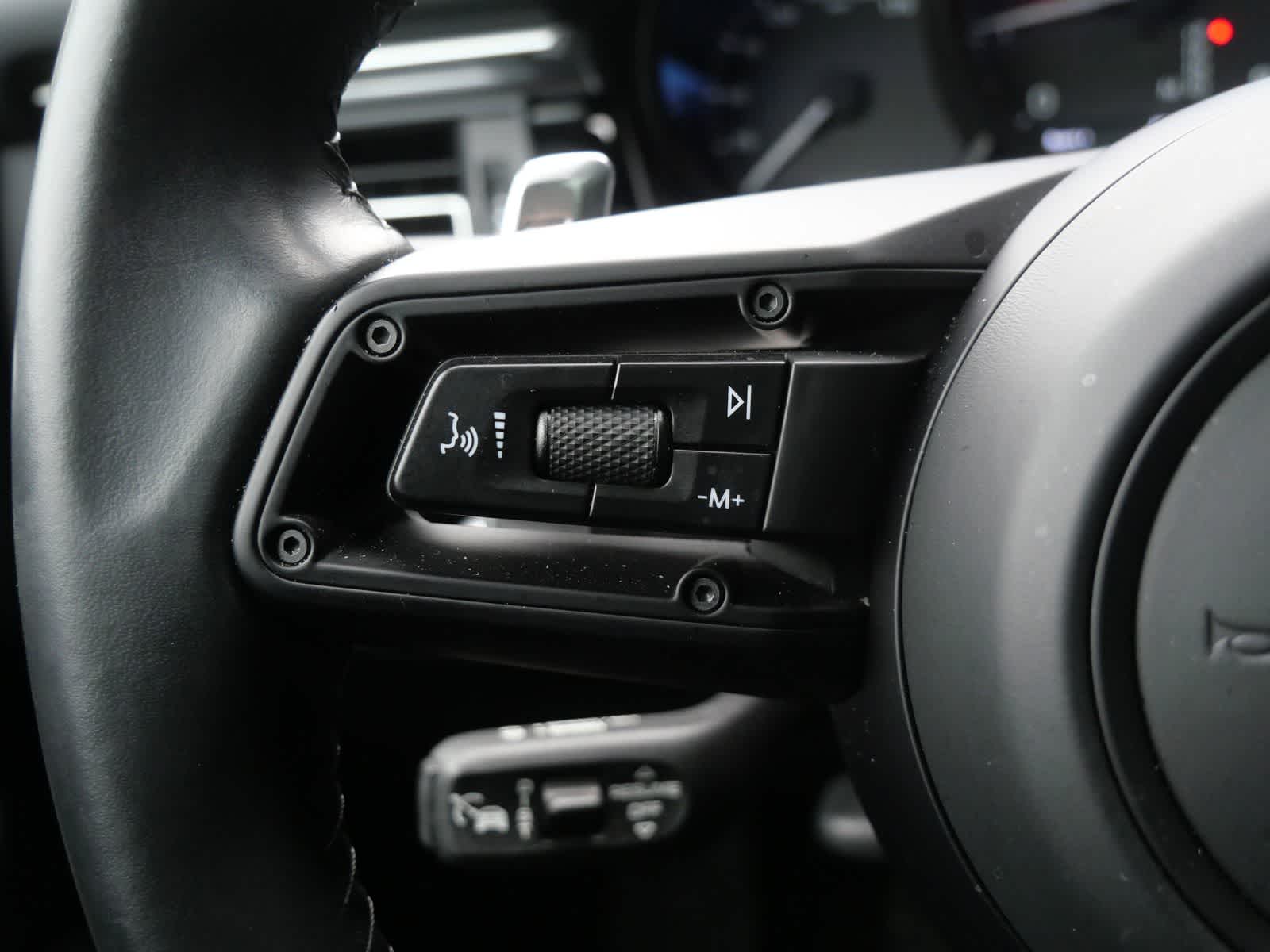 Thumbnail: 2023 Porsche Macan - 25