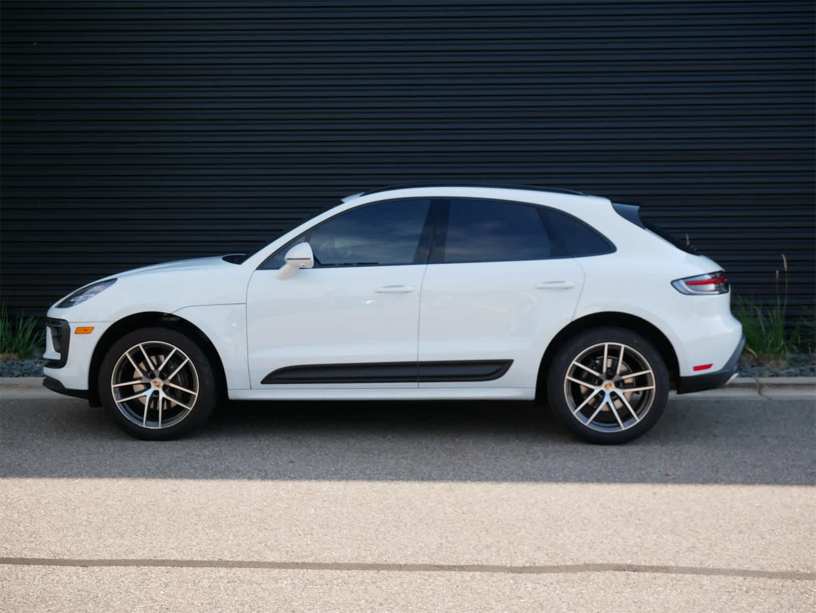Thumbnail: 2023 Porsche Macan - 2