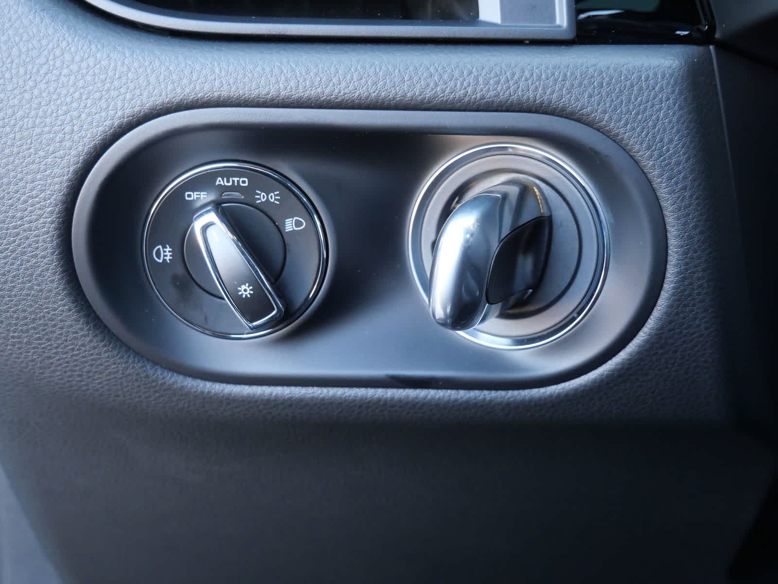 Thumbnail: 2026 Porsche Macan - 16