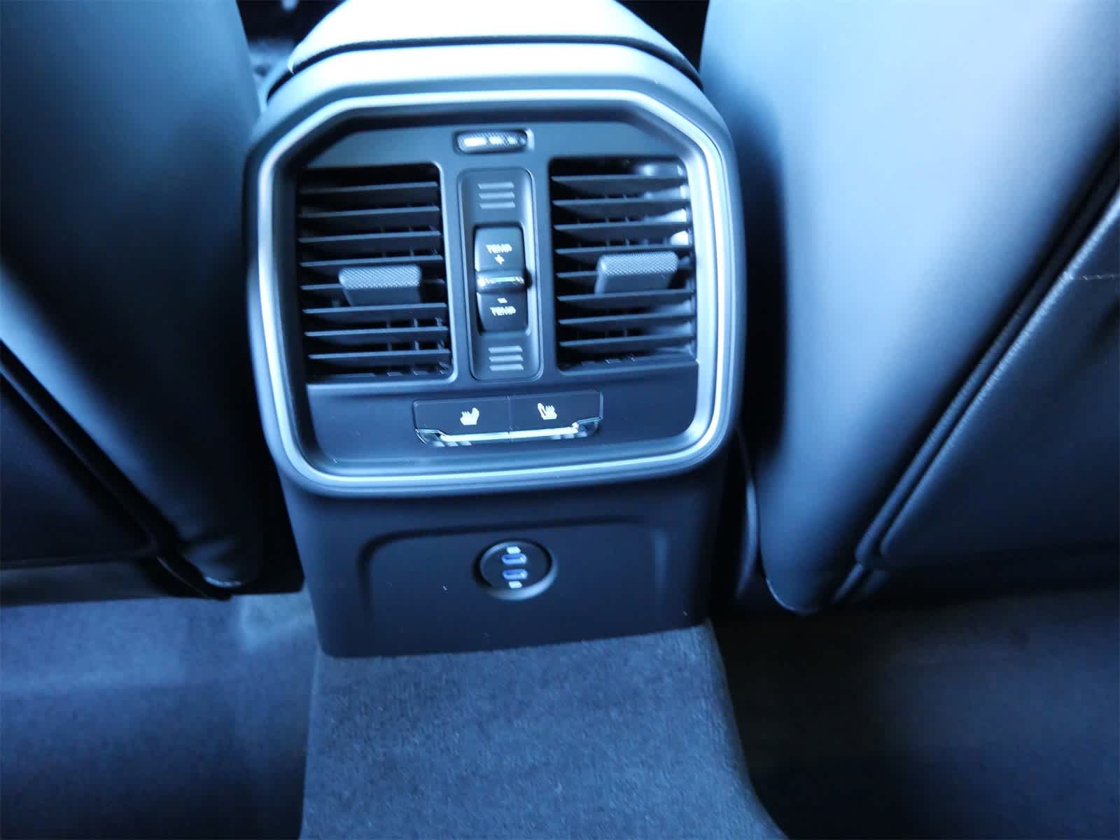 Thumbnail: 2026 Porsche Macan - 13