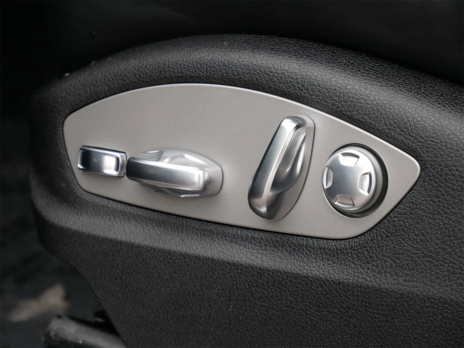 Thumbnail: 2025 Porsche Macan - 9