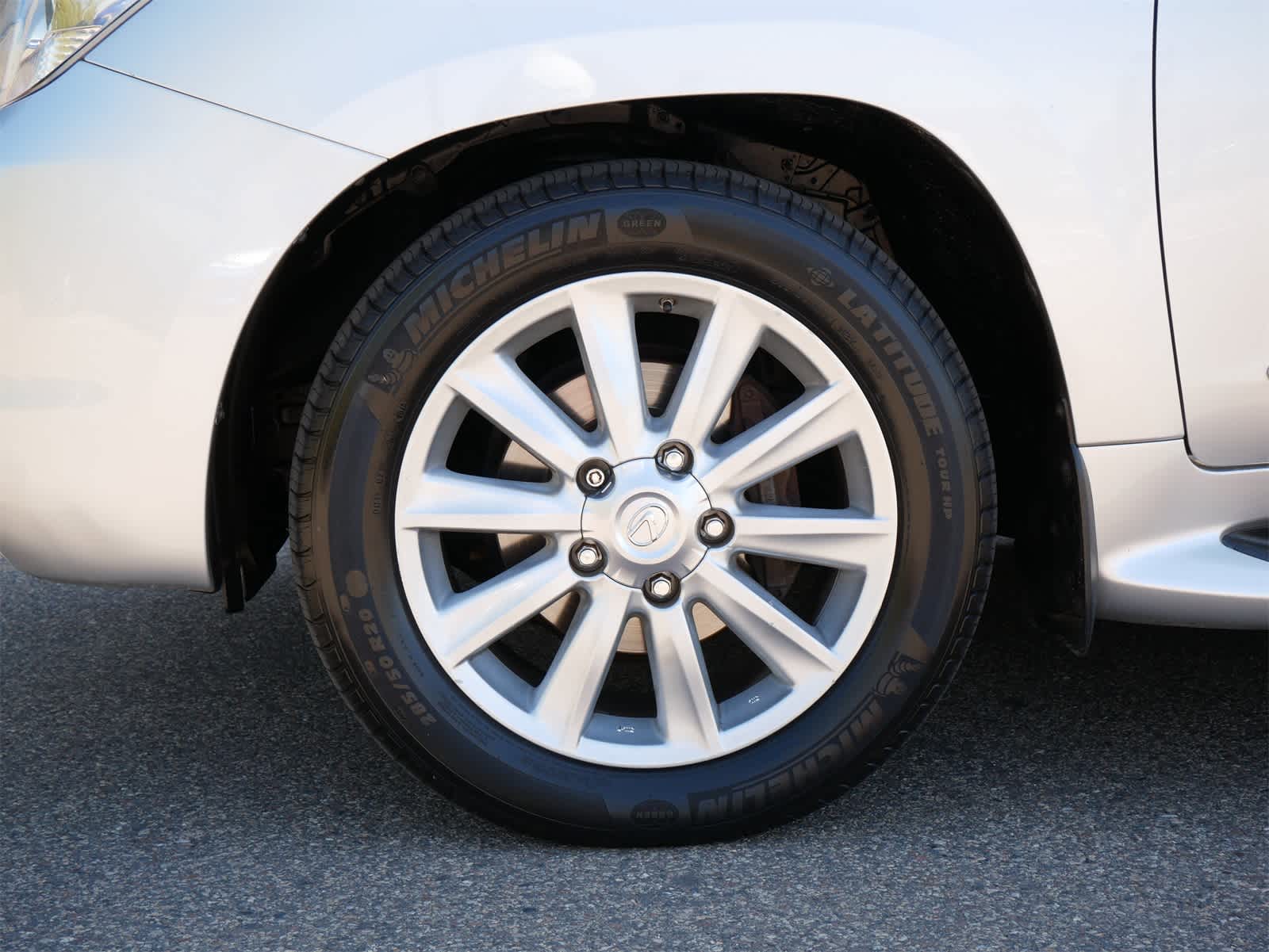 2011 Lexus LX 570 23