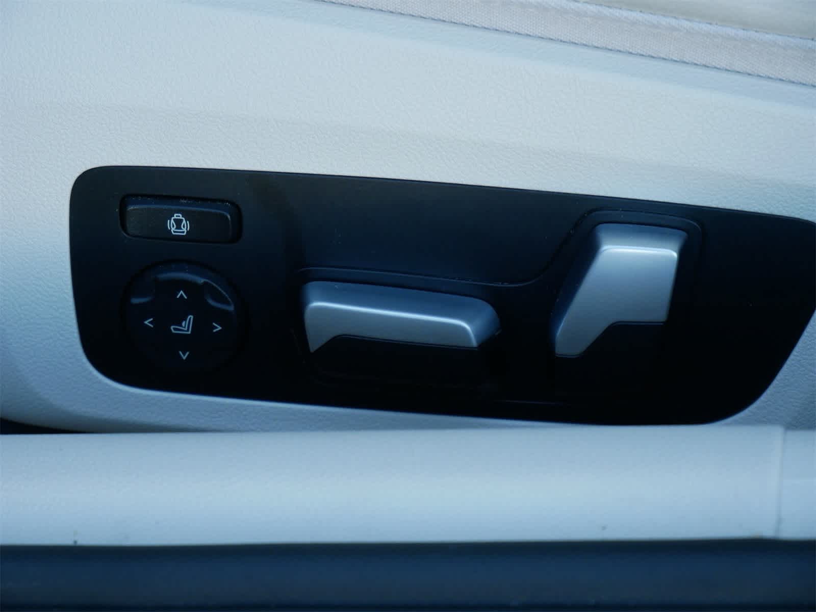 Thumbnail: 2021 BMW 8 Series - 10