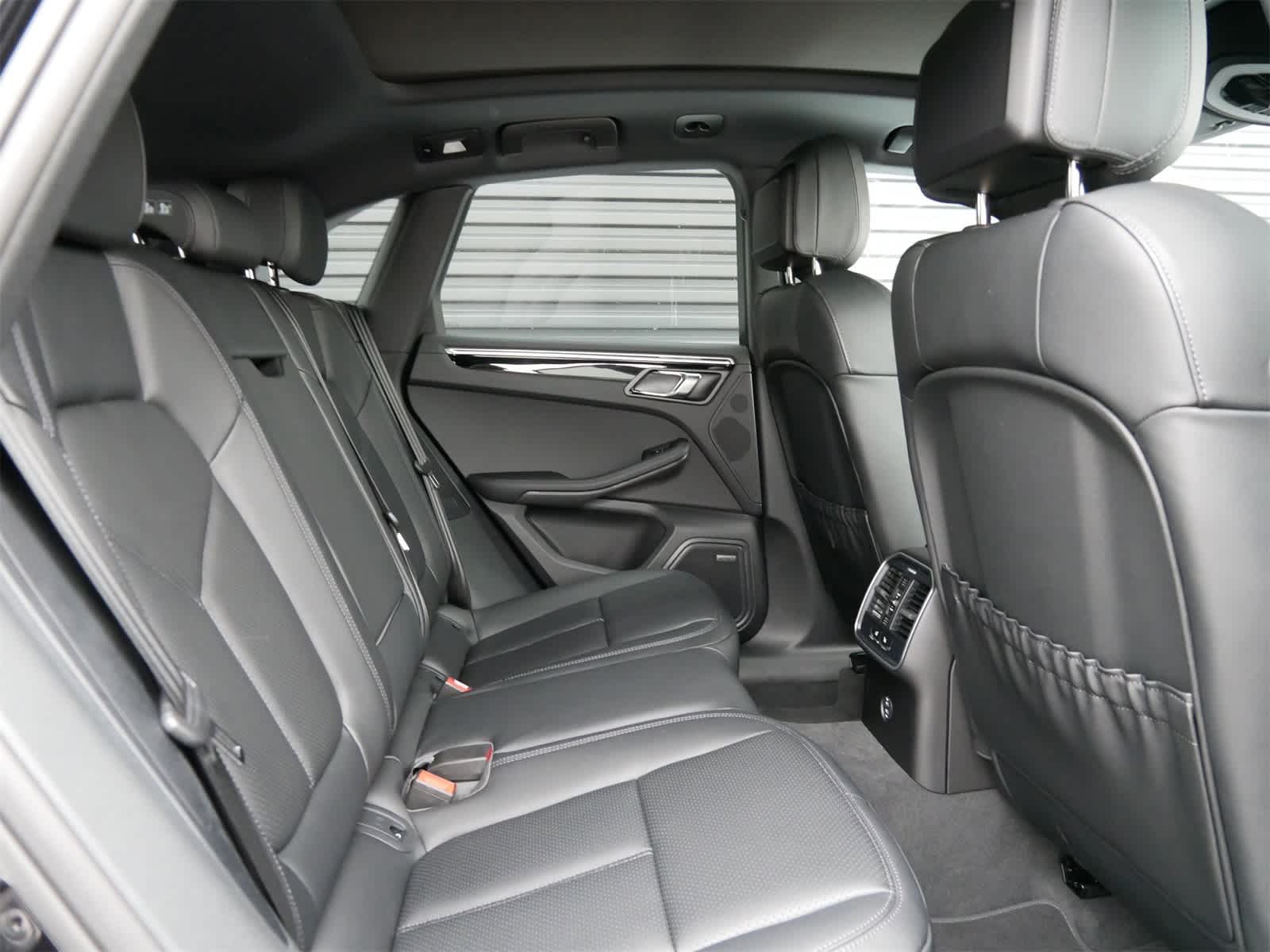 Thumbnail: 2025 Porsche Macan - 27