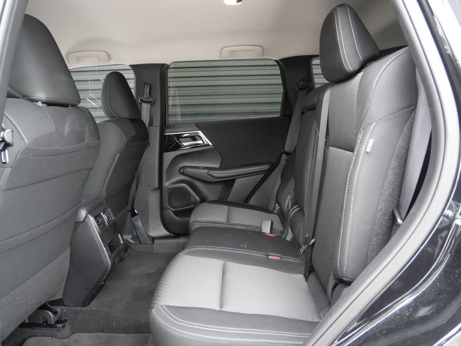 Thumbnail: 2024 Mitsubishi Outlander - 11