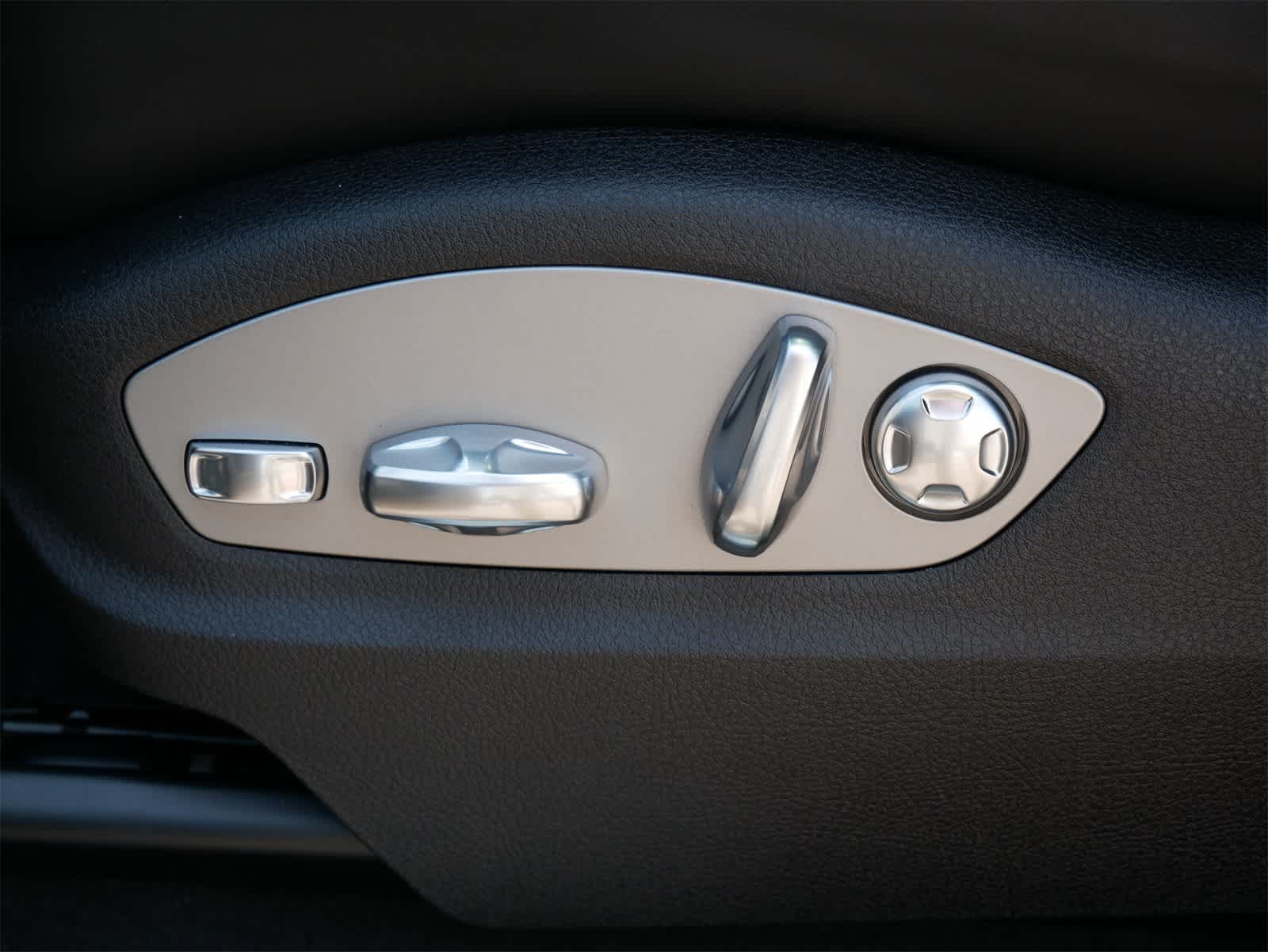 Thumbnail: 2025 Porsche Macan - 12