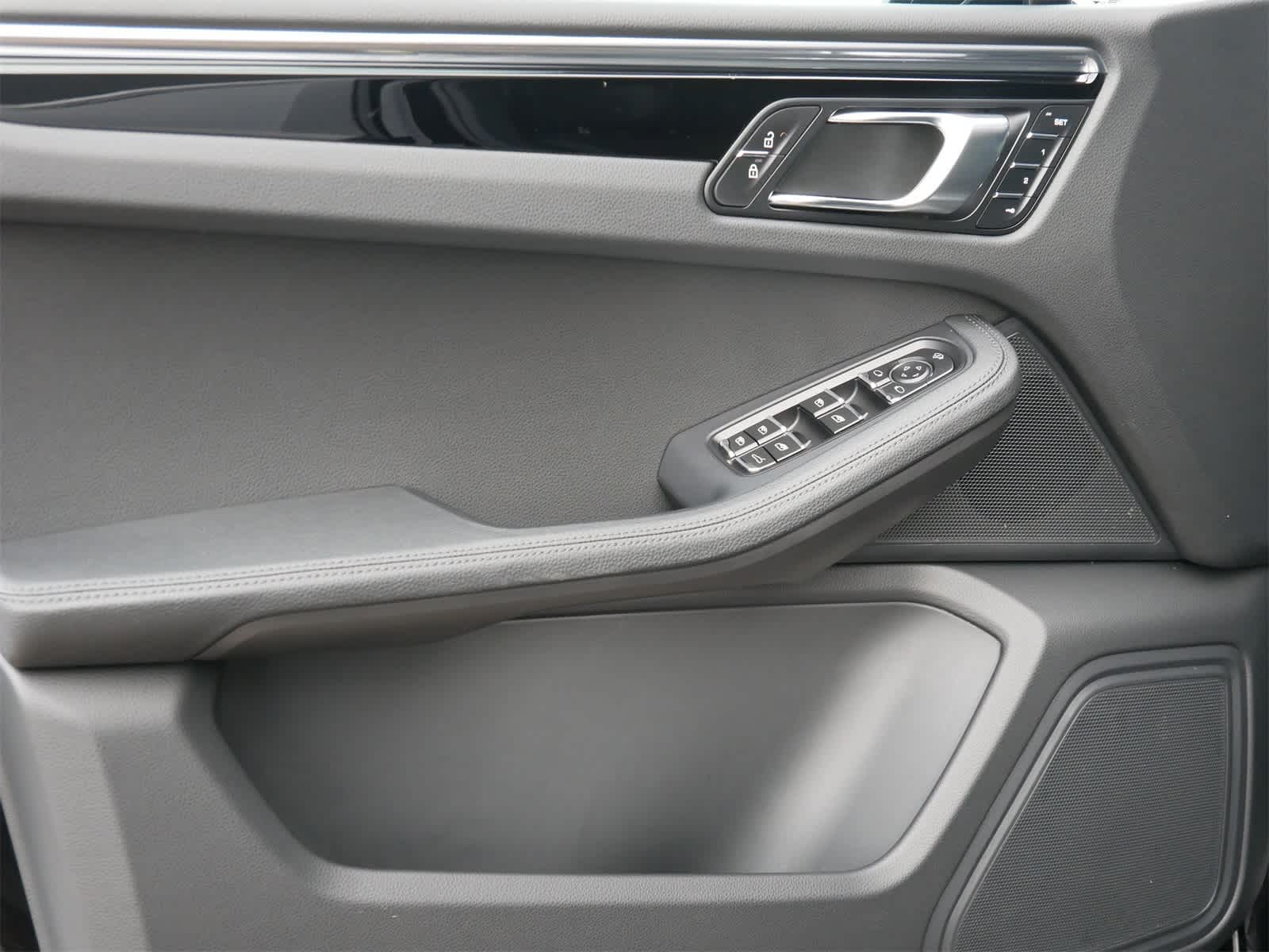 Thumbnail: 2025 Porsche Macan - 9