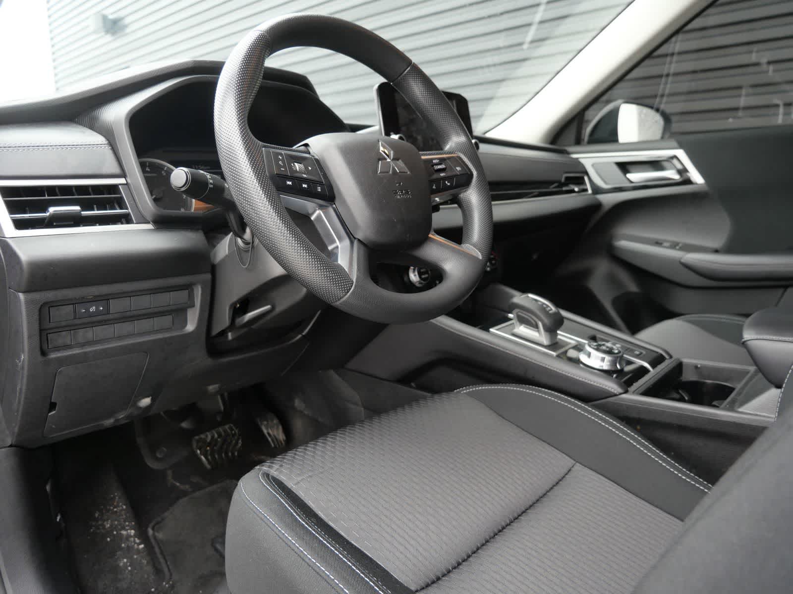 Thumbnail: 2024 Mitsubishi Outlander - 4