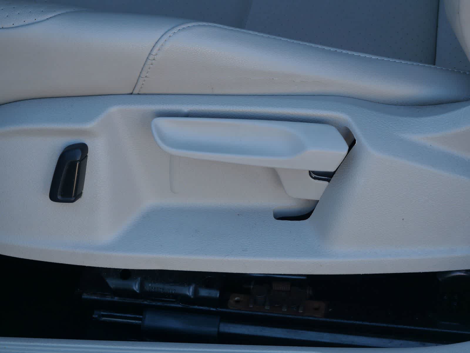 Thumbnail: 2017 Volkswagen e-Golf - 10