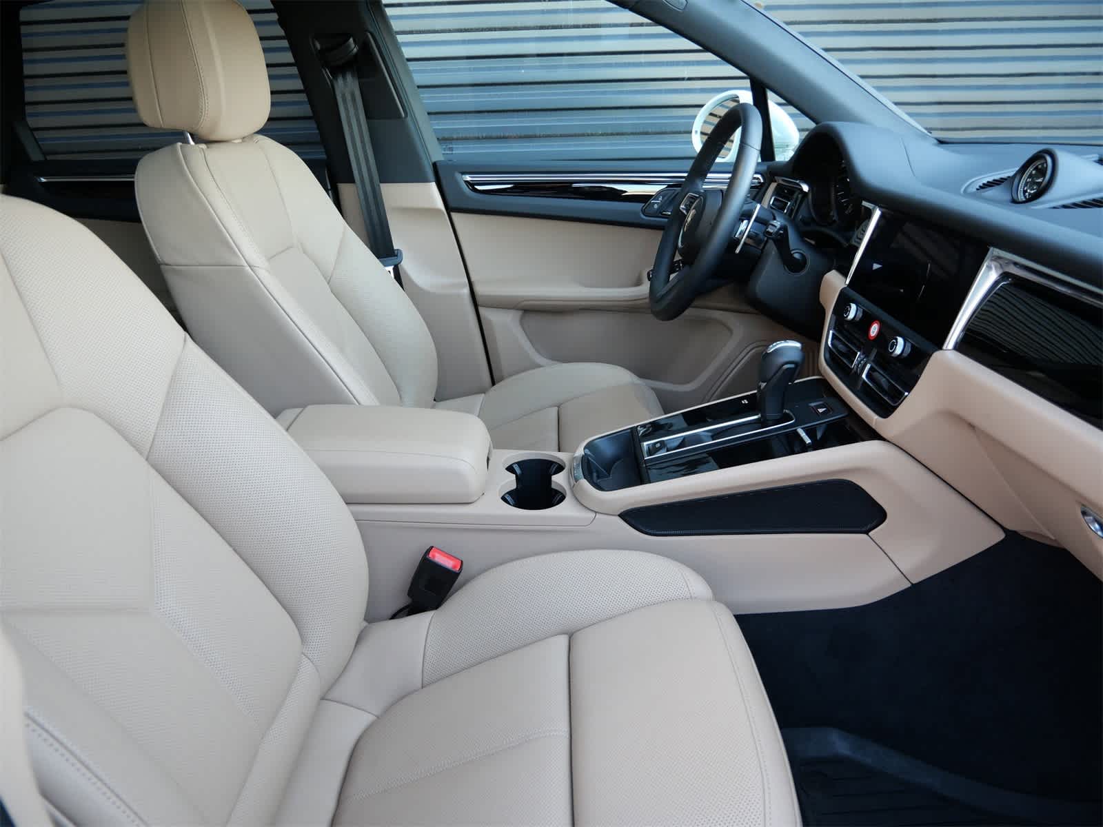 Thumbnail: 2025 Porsche Macan - 29