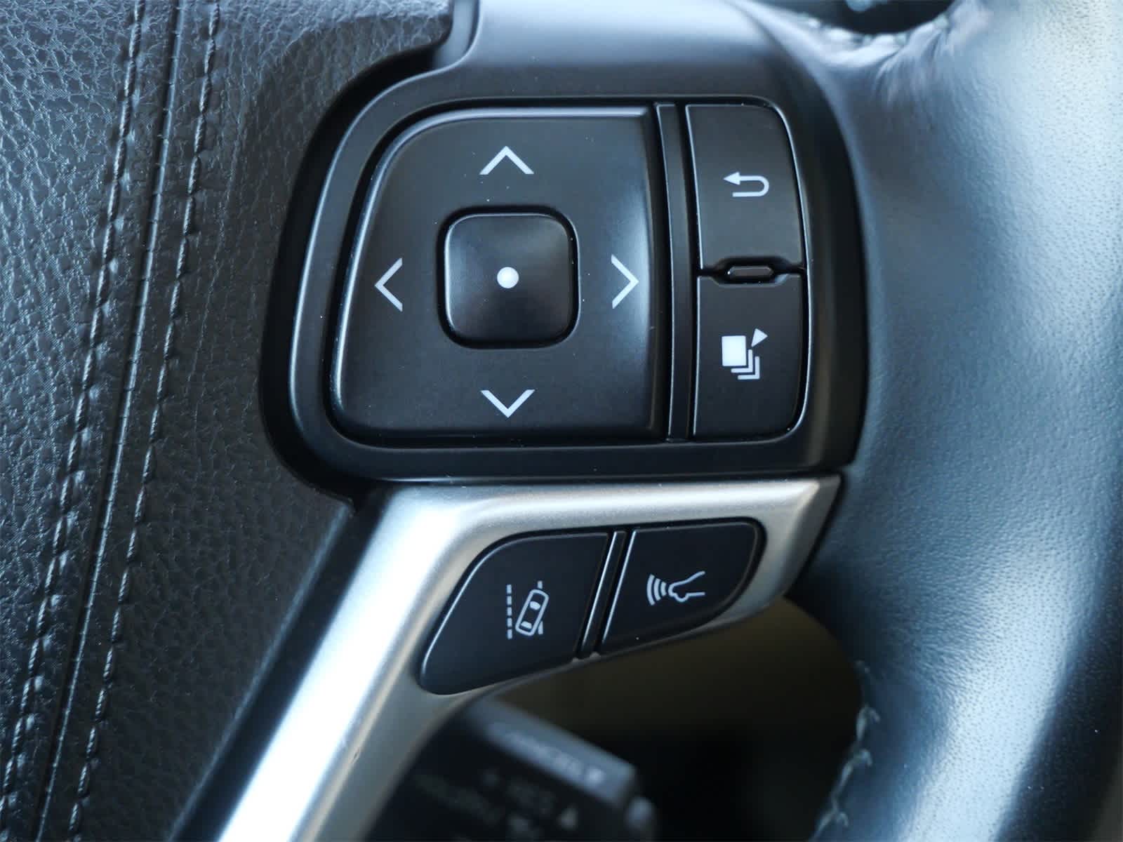 Thumbnail: 2017 Toyota Highlander - 16