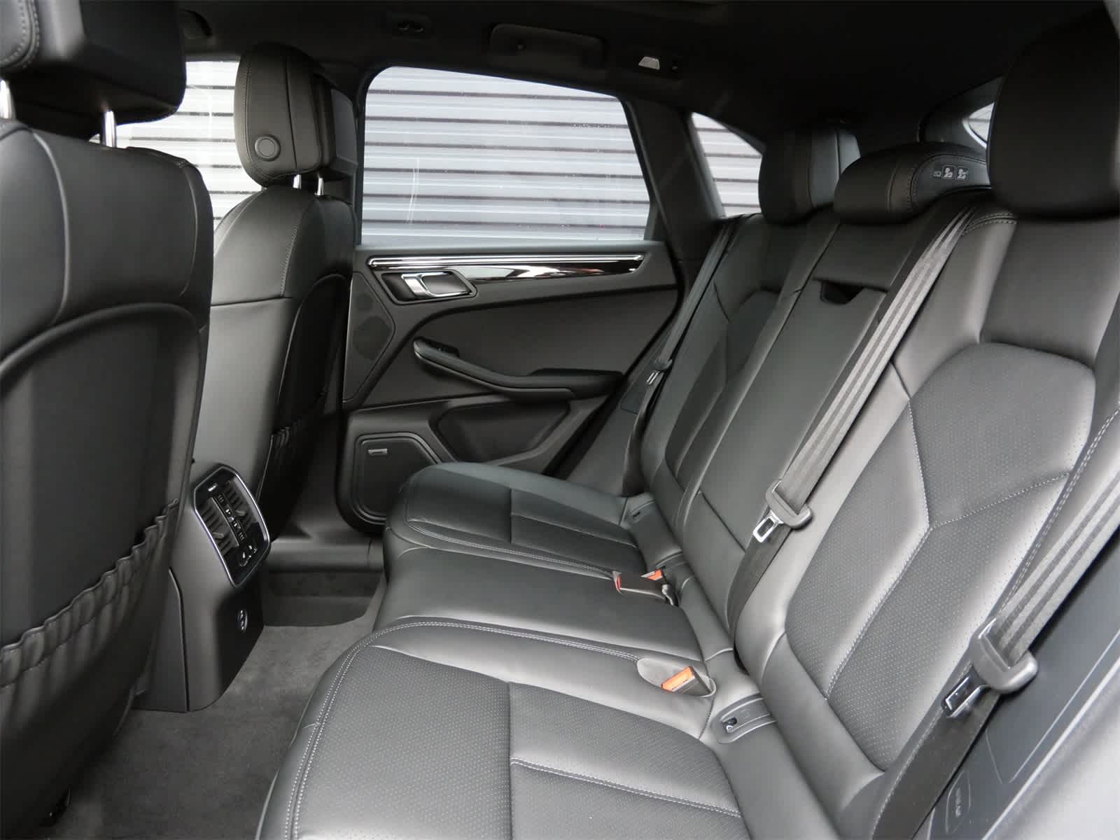 Thumbnail: 2026 Porsche Macan - 6